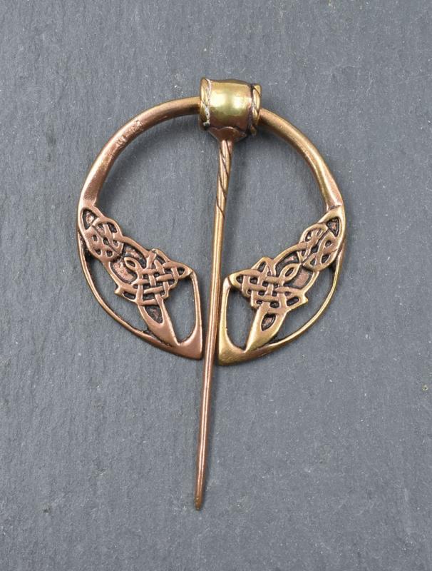 Keltische Omega Fibel aus Bronze nah